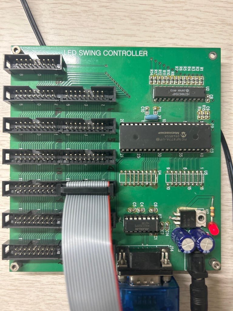 고장 전까지 연구실에서 사용하던 LED SWING CONTROLLER. PIC16F877A MCU, 74HC154 디코더, DB9 직렬 연결과 다수의 IDC 헤더로 구성된 전용 제어 보드입니다.