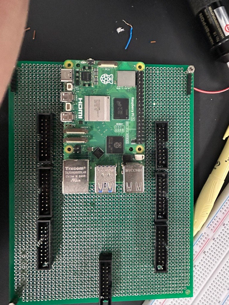 납땜 전에 Raspberry Pi 5와 2×10 박스헤더의 위치를 먼저 잡은 중앙 중계판.
