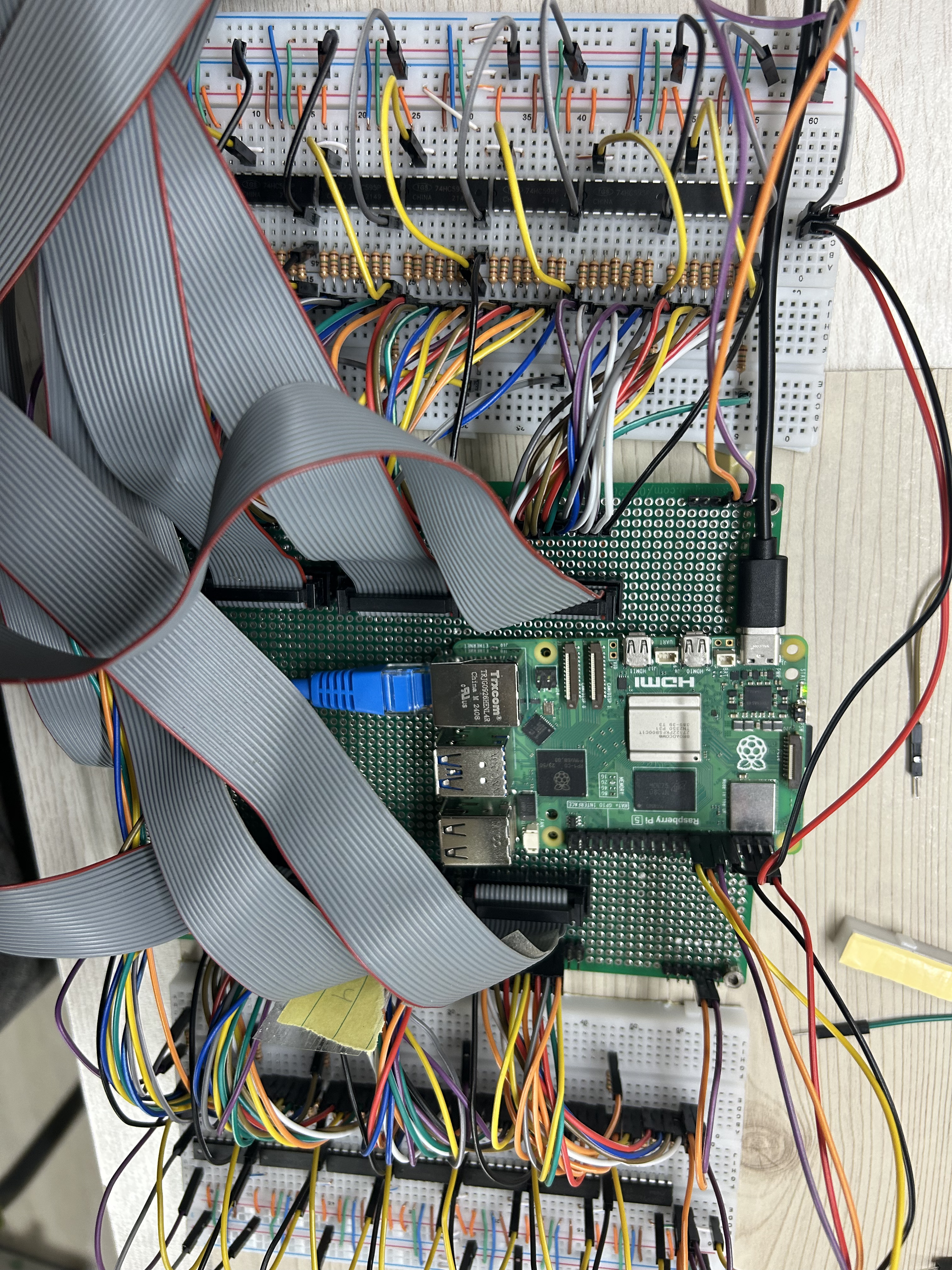 두 개의 56채널 74HC595 뱅크와 중앙 Raspberry Pi 제어기를 연결한 최종 시스템. 리본 케이블을 통해 기존 LED 배열과 이어집니다.
